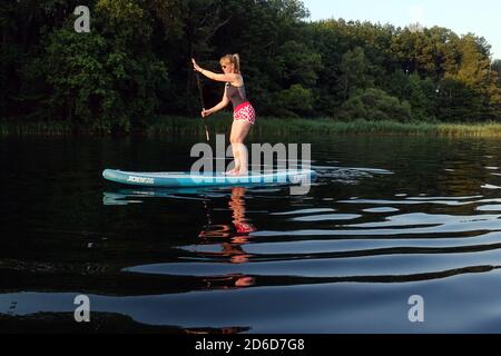 08.08.2020, Berlin, Deutschland - Frau beim Stand-Up Paddeln am Schlachtensee. 00S200808D688CAROEX.JPG [MODEL RELEASE: JA, PROPERTY RELEASE: NEIN Stockfoto