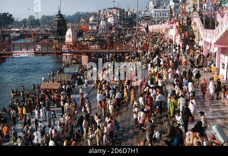 26.04.2010, Haridwar, Uttarakhand, Indien - während des hinduistischen Festivals Kumbh Mela in Har KI Pauri Ghat entlang des heiligen Flusses Ganges, Massen von Pilgern o Stockfoto