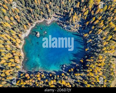 Luftaufnahme des Saoseo Sees - ein herzförmiger Teich in Grison Schweiz Stockfoto