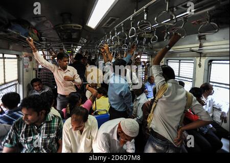 08.12.2011, Mumbai, Maharashtra, Indien - Pendler während der Rush Hour auf einem völlig überfüllten Pendlerzug, der das Zentrum der indischen verbindet Stockfoto