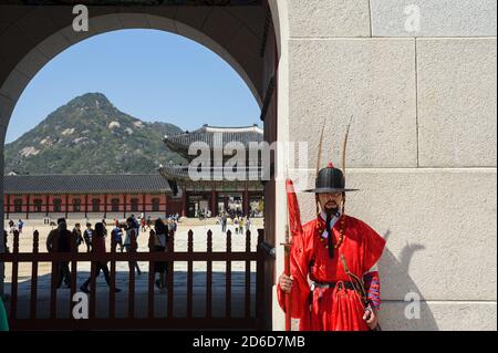 29.04.2013, Seoul, , Südkorea - EINE königliche Garde in traditionellem Gewand steht vor dem Gwanghwamun-Tor am Gyeongbokgung-Palast, dem größten von t Stockfoto