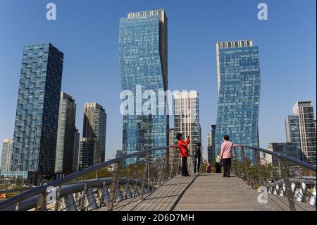 01.05.2013, Seoul, Incheon, Südkorea - Menschen auf einer Brücke vor der New Songdo City im Central Park und dem internationalen Geschäftsviertel w Stockfoto