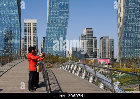 01.05.2013, Seoul, Incheon, Südkorea - Menschen auf einer Brücke vor der New Songdo City im Central Park und dem internationalen Geschäftsviertel w Stockfoto