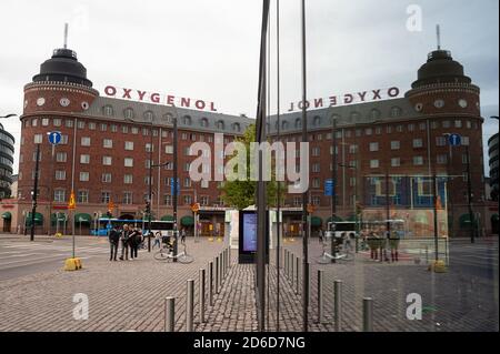 24.06.2018, Helsinki, , Finnland - der Markenname Oxygenol auf dem Dach des Arena House spiegelt sich in einer Glasscheibe im Zentrum der finnischen Hauptstadt wider Stockfoto