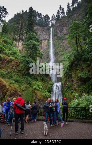 Touristen besuchen die Wasserfälle östlich von Portland, Oregon entlang des Columbia River Stockfoto