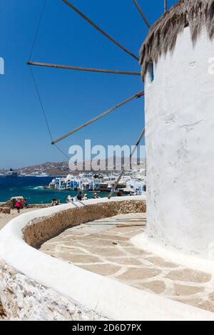 Mykonos Stadt, an den berühmten Windmühlen, in Chora Dorf, Mykonos, Ägäis, Griechenland, Europa. Stockfoto