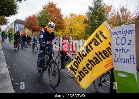 Berlin, Deutschland. Oktober 2020. Demonstranten fahren nach einer Kundgebung von "Fridays for Future" während einer Fahrraddemonstration durch die Berliner Innenstadt. 'Fridays for Future' zeigt, dass das 1.5-Grad-Ziel erreicht wird. Quelle: Christophe Gateau/dpa/Alamy Live News Stockfoto