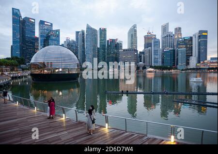 16.09.2020, Singapore, , Singapur - Blick auf Apples neuen Flagship-Store am Ufer des Marina Bay Sands mit der Skyline des Geschäftsviertels Stockfoto