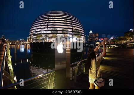 16.09.2020, Singapore, , Singapur - Blick auf Apples neuen Flagship-Store am Wasser in Marina Bay Sands. Die futuristische Architektur des Gebäudes Stockfoto