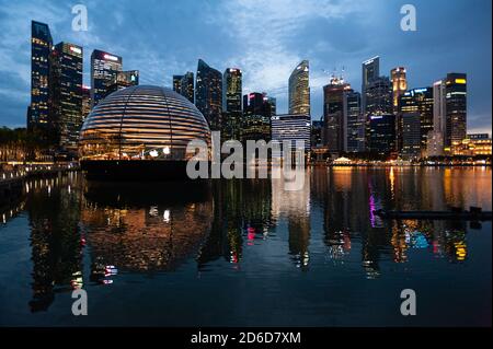 16.09.2020, Singapur, , Singapur - Blick auf den neuen Apple Flagshipstore an der Küste in Marina Bay Sands mit der Skyline des Geschäftsviertels i Stockfoto