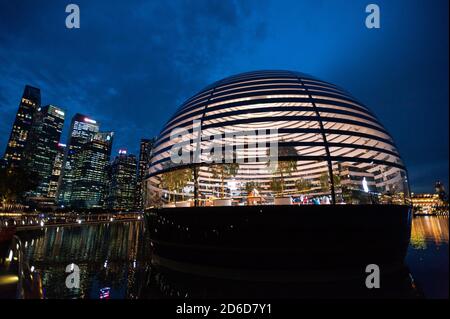 16.09.2020, Singapur, , Singapur - Blick auf den neuen Apple Flagshipstore an der Küste in Marina Bay Sands mit der Skyline des Geschäftsviertels i Stockfoto