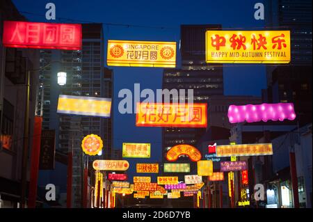 23.09.2020, Singapore, , Singapur - EIN Blick entlang der South Bridge Road in der Chinatown-Viertel, das mit hellen Farben dekoriert ist, Transpare Stockfoto