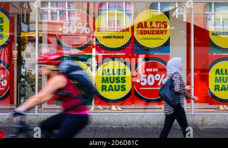 03.08.2020, Essen, Nordrhein-Westfalen, Deutschland - Einzelhandel schließt Geschäfte in der Corona-Krise, Freiverkauf im Galeria Karstadt Kaufhof Store Stockfoto