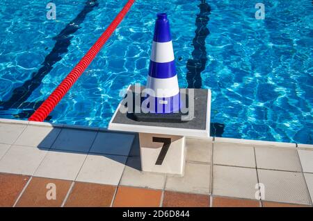 07.08.2020, Essen, Nordrhein-Westfalen, Deutschland - Outdoor-Schwimmbadsommer im Grugabad am heißesten Wochenende des Jahres in Zeiten der c Stockfoto