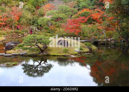 Traditionelle japanische Garten im Herbst - Isuien Garten von Nara, Japan. Herbst Laub. Stockfoto