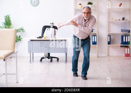 Skelett Arzt in lustigen medizinischen Konzept Stockfoto