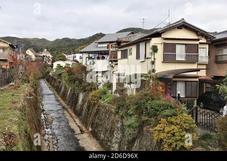 Japan Häuser - typische Vorort Wohnviertel in Ukyo ward (Ukyo-ku) von Kyoto. Stockfoto