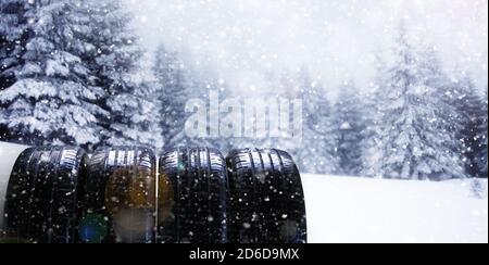 Winterreifen auf der Schneestraße als Panorama Car Safety Konzept. Vier Räder wechseln. Stockfoto