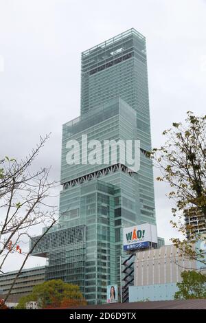 OSAKA, Japan - 23. NOVEMBER 2016: Abeno Harukas Wolkenkratzer in Osaka, Japan. Mit 300 m ist es das höchste Gebäude in Japan (ab 2016). Stockfoto