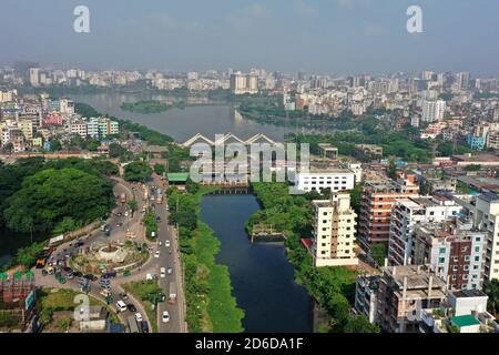 Dhaka, Bangladesch - 11. Oktober 2020: Ein Blick von oben auf das Hatirjheel-Gebiet bei Dhaka in Bangladesch am 16. Oktober 2020. Stockfoto