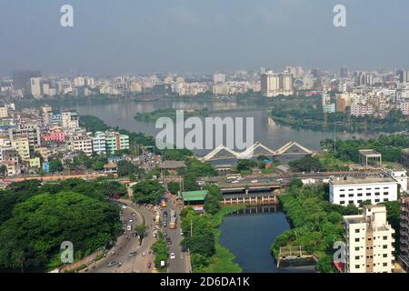 Dhaka, Bangladesch - 11. Oktober 2020: Ein Blick von oben auf das Hatirjheel-Gebiet bei Dhaka in Bangladesch am 16. Oktober 2020. Stockfoto