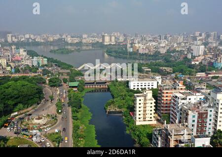 Dhaka, Bangladesch - 11. Oktober 2020: Ein Blick von oben auf das Hatirjheel-Gebiet bei Dhaka in Bangladesch am 16. Oktober 2020. Stockfoto