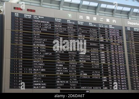 Tokio, Japan - Dezember 5, 2016: Abflug Zeitplan am Narita Flughafen in Tokyo. Flughafen Narita ist die 2 verkehrsreichsten Flughafen von Japan (nach Haneda) wit Stockfoto