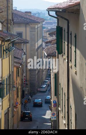 Typische alte Gasse in der mittelalterlichen Stadt Arezzo Stockfoto