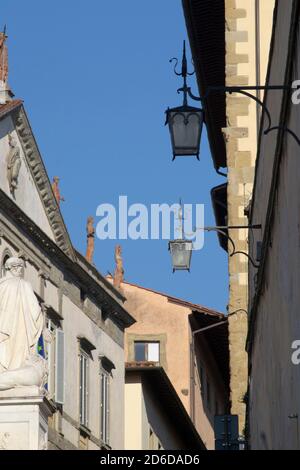 Typische alte Gebäude einer engen Straße von Arezzo mittelalterlichen Stadtzentrum Stockfoto