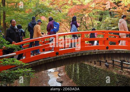 KYOTO, JAPAN - November 25, 2016: die Menschen besuchen Kitano Tenmangu Shrine Gärten in Kyoto, Japan. 19,7 Millionen ausländischen Touristen besucht Japan im Jahr 2015. Stockfoto