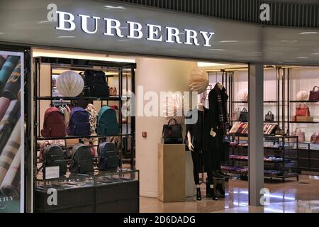 MADRID, SPANIEN - 6. DEZEMBER 2016: Burberry Fashion Shop am Flughafen Madrid in Spanien. Es ist der 6. Verkehrsreichste Flughafen in Europa, mit 50.4 Millionen Passeng Stockfoto