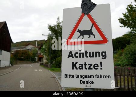 Ein Verkehrsschild in deutscher Sprache: Achtung, Vorsicht vor einer Katze, bitte langsam fahren, Danke. Das Schild befindet sich in der Stadt Weinfelden. Stockfoto