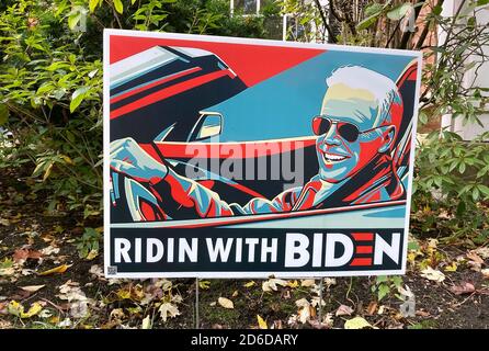 "Ridin with Biden", Political Yard, unterschreiben die bevorstehenden Präsidentschaftswahlen in den Vereinigten Staaten in einem Vorgarten von Evanston, einem Vorort von Chicago Stockfoto