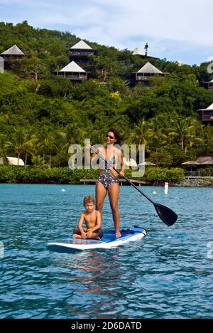 Mutter & junger Sohn auf dem Paddelbrett, Drake's Anchorage, Virgin Gorda Stockfoto