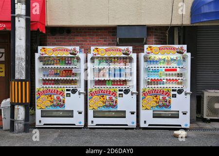 OSAKA, Japan - 23. NOVEMBER 2016: Automaten in Osaka, Japan. Japan ist bekannt für seine Automaten, mit mehr als 5,5 Millionen Maschinen nati Stockfoto