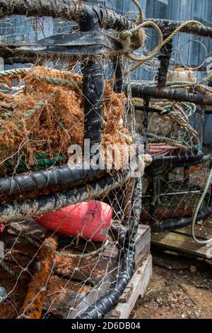 Stapel von rustikalen Hummer und Krabben Töpfe auf einem Dock Gelegen an der Küste von Oregon Stockfoto