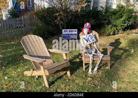 Political Yard Sign auf die bevorstehenden Präsidentschaftswahlen in den Vereinigten Staaten in einem Vorgarten von Evanston, einem Vorort von Chicago, Illinois, USA Stockfoto