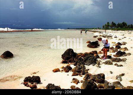 Windward Beach, Touristen erkunden am Strand Fakarava, Tuamotu Atolls, Französisch-Polynesien Stockfoto