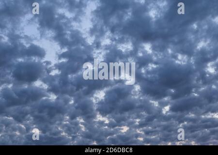 Dramatische Abendwolkenlandschaft mit Altocumuluswolken Stockfoto