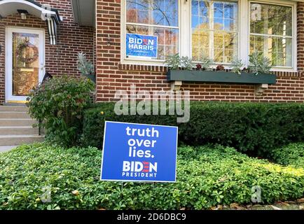 Political Yard-Zeichen für die bevorstehenden Präsidentschaftswahlen in den Vereinigten Staaten in den Vorgärten von Evanston, einem Vorort von Chicago, Illinois, USA Stockfoto