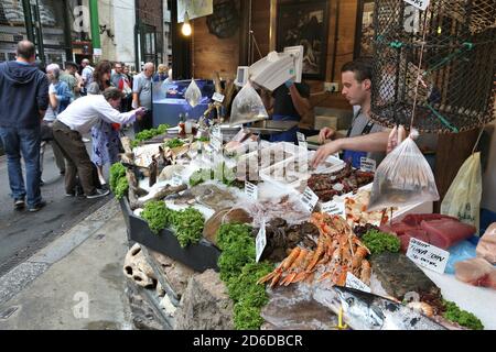 LONDON, Großbritannien - 8. JULI 2016: Menschen kaufen auf dem Borough Market in Southwark, London, Meeresfrüchte ein. Es ist einer der ältesten Märkte in Europa. Ihre 1.000ste Geburtsda Stockfoto