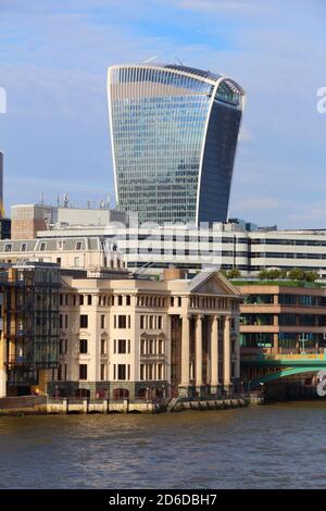 LONDON, Großbritannien - 8. Juli 2016: 20 Fenchurch Street Wolkenkratzer in London, UK. Die postmoderne Stil Bürogebäude wurde von Rafael Vinoly konzipiert. Es ist nic Stockfoto