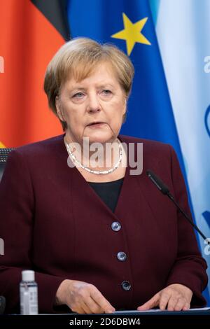 Brüssel, Belgien. 16. Oktober 2020, Belgien, Brüssel: 16.10.2020, Belgien, Brüssel: Bundeskanzlerin Angela Merkel spricht am Ende des zweiten Tages eines EU-Gipfels am 16. Oktober 2020 in Brüssel, Belgien, mit den Medien. Zum Brexit weist der Europäische Rat darauf hin, dass die Übergangszeit am 31. Dezember 2020 enden wird, und stellt mit Besorgnis fest, dass die Fortschritte in den für die Union wichtigsten Fragen noch immer nicht ausreichen, um eine Einigung zu erzielen. - KEIN DRAHT-SERVICE Foto: Thierry Monasse/dpa Kredit: dpa picture Alliance/Alamy Live News Stockfoto