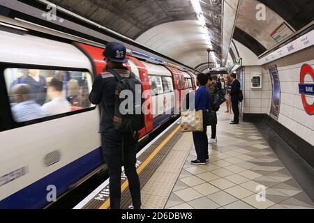 LONDON, Großbritannien - 7. JULI 2016: Passagiere der London Underground Station Bank. London Underground ist mit 1,1 billi das 11. Meistfrequentierte U-Bahn-System weltweit Stockfoto