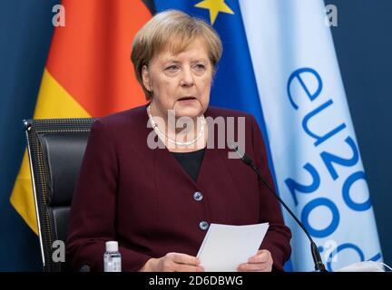 Brüssel, Belgien. 16. Oktober 2020, Belgien, Brüssel: 16.10.2020, Belgien, Brüssel: Bundeskanzlerin Angela Merkel spricht am Ende des zweiten Tages eines EU-Gipfels am 16. Oktober 2020 in Brüssel, Belgien, mit den Medien. Zum Brexit weist der Europäische Rat darauf hin, dass die Übergangszeit am 31. Dezember 2020 enden wird, und stellt mit Besorgnis fest, dass die Fortschritte in den für die Union wichtigsten Fragen noch immer nicht ausreichen, um eine Einigung zu erzielen. - KEIN DRAHT-SERVICE Foto: Thierry Monasse/dpa Kredit: dpa picture Alliance/Alamy Live News Stockfoto