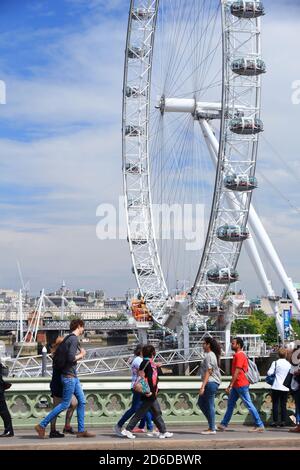 London, Großbritannien - 7. JULI 2016: Menschen gehen in London Eye vorbei. Das Auge ist das höchste Riesenrad in Europa. Stockfoto
