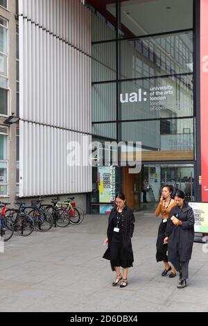 LONDON, Großbritannien - 7. JULI 2016: die Menschen besuchen Universität der Künste (London Hochschule für Kommunikation) in London, UK. Die Universität hatte 17,775 Studenten in Stockfoto