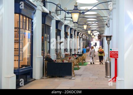 London, Großbritannien - 7. JULI 2016: People Shop bei Royal Opera Arcade in London. Die renommierte Royal Opera Arcade Gallery wurde im Jahr 181 eröffnet. Stockfoto