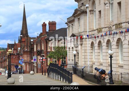 ROTHERHAM, Großbritannien - 10 JULI 2016: Street View in Rotherham, Großbritannien. Rotherham ist eine große Stadt in South Yorkshire mit einer Bevölkerung von 109,691 Menschen. Stockfoto