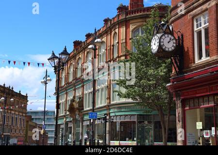 ROTHERHAM, Großbritannien - 10 JULI 2016: Street View in Rotherham, Großbritannien. Rotherham ist eine große Stadt in South Yorkshire mit einer Bevölkerung von 109,691 Menschen. Stockfoto